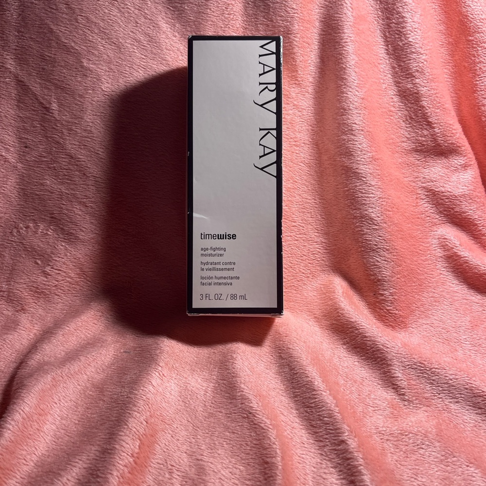 Mary Kay TimeWise Age-Fighting Primer - Black and White Packaging